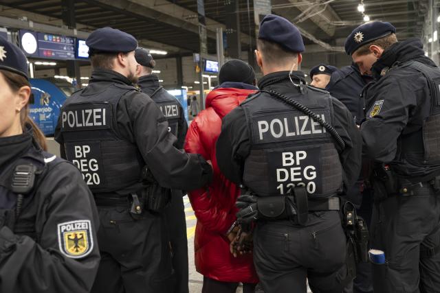 14 November 2025, Bavaria, Munich: Police officers arrest a man during a federal police operation at Munich Central Station. To combat violent crime, the Federal Police will be carrying out priority operations at various train stations in Germany from November 14 to 16. Photo: Peter Kneffel/dpa