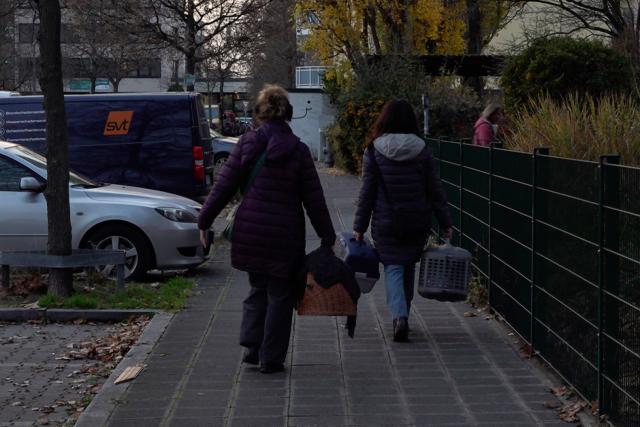 14 November 2025, Bavaria, Nuremberg: People leave the exclusion zone after a bomb was found in Avenariusstrasse in Nuremberg. According to a press release from the city of Nuremberg, it is a 450-kilogram aerial bomb that is expected to be defused on Friday. Photo: Sven Grundmann/NEWS5/dpa