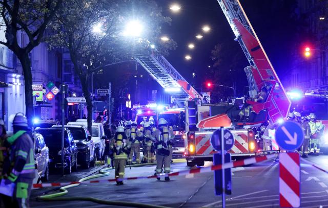 14 November 2025, North Rhine-Westphalia, Duesseldorf: Emergency services work on the scene after an explosion in a homeless shelter in Duesseldorf. Photo: David Young/dpa
