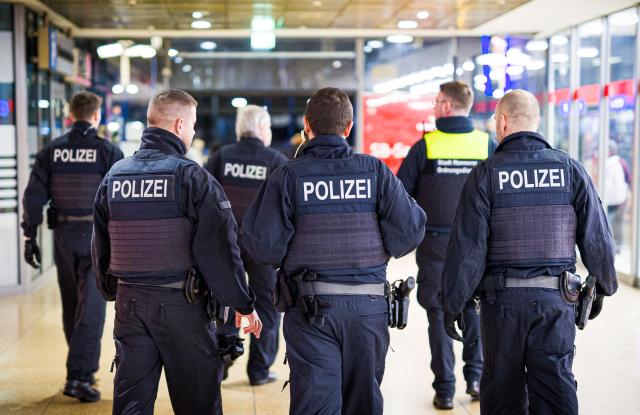 14 November 2025, Lower Saxony, Hanover: Officers from the Federal Police and the City of Hanover's security service walk through Hanover Central Station. The measures are part of a nationwide focus on train stations affected by violence. Photo: Moritz Frankenberg/dpa