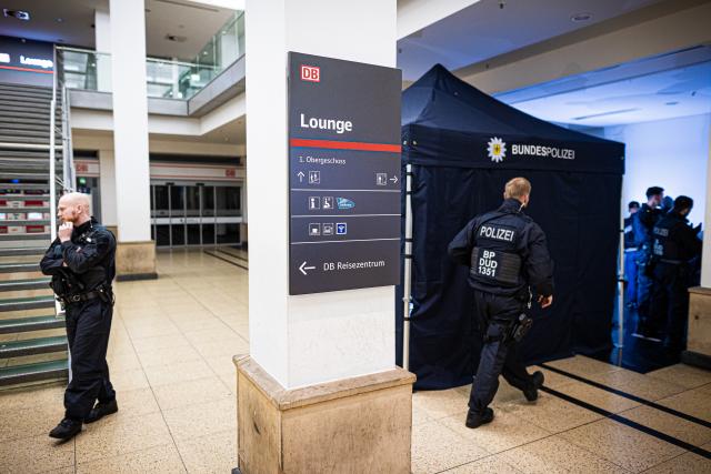 14 November 2025, Lower Saxony, Hanover: Federal police officers stand at Hanover Central Station. The measures are part of a nationwide focus on train stations with high levels of violence. Photo: Moritz Frankenberg/dpa