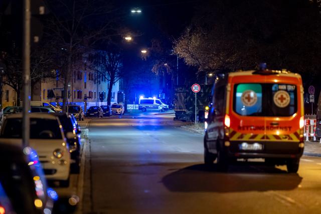 15 November 2025, Bavaria, Nuremberg: A police vehicle marks the boundary of a cordoned-off area set up as part of the evacuation due to an unexploded bomb. A large-scale evacuation has begun ahead of the planned defusing of an aerial bomb in Nuremberg. Up to 21,000 citizens had to leave their homes within a radius of 800 meters. It was the largest evacuation operation ever required in Nuremberg following the discovery of a world war bomb. Photo: Daniel Karmann/dpa