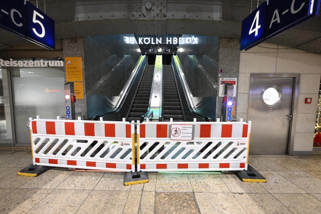 15 November 2025, North Rhine-Westphalia, Cologne: Barriers and signs at the entrances to the main station ensure that construction work is not hindered. Deutsche Bahn has begun construction work on a new signal box at Cologne Central Station. Until the morning of November 24, travelers will therefore only be able to reach the city's main station by S-Bahn or U-Bahn - long-distance rail services will avoid the station by the cathedral during this time. Photo: Roberto Pfeil/dpa
