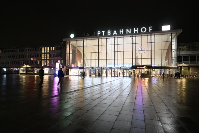 15 November 2025, North Rhine-Westphalia, Cologne: An empty station forecourt greets travelers in the morning. Deutsche Bahn has started construction work on a new signal box at Cologne Central Station. Until the morning of November 24, travelers will therefore only be able to reach the city's main station by S-Bahn or U-Bahn - long-distance rail services will avoid the station by the cathedral during this time. Photo: Roberto Pfeil/dpa