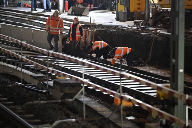 15 November 2025, North Rhine-Westphalia, Cologne: Deutsche Bahn workers work on tracks in the deserted station. Deutsche Bahn has started construction work on a new signal box at Cologne Central Station. Until the morning of November 24, travelers will therefore only be able to reach the city's main station by S-Bahn or U-Bahn - long-distance rail services will avoid the station by the cathedral during this time. Photo: Roberto Pfeil/dpa