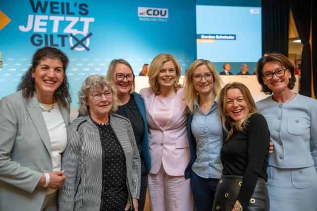 15 November 2025, Rhineland-Palatinate, Morbach: Bundestag President Julia Kloeckner (C) stands together with state delegates of the CDU Rhineland-Palatinate for a photo at the CDU Rhineland-Palatinate state party conference. Photo: Harald Tittel/dpa
