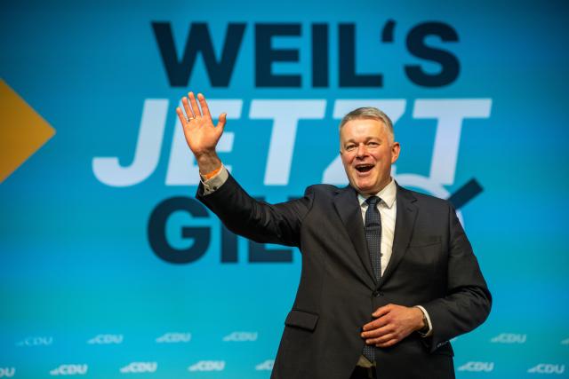 15 November 2025, Rhineland-Palatinate, Morbach: Gordon Schnieder, party chairman of the CDU Rhineland-Palatinate, thanks the delegates after his speech at the state party conference as top candidate for the 2026 state election. Photo: Harald Tittel/dpa