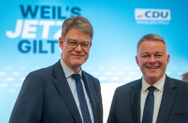 15 November 2025, Rhineland-Palatinate, Morbach: German Minister of Transport Patrick Schnieder (L) stands next to his brother Gordon Schnieder, party chairman of the CDU Rhineland-Palatinate, at the Rhineland-Palatinate CDU state party conference. On the agenda of the delegates' meeting is the list for the 2026 state election in Rhineland-Palatinate. Photo: Harald Tittel/dpa