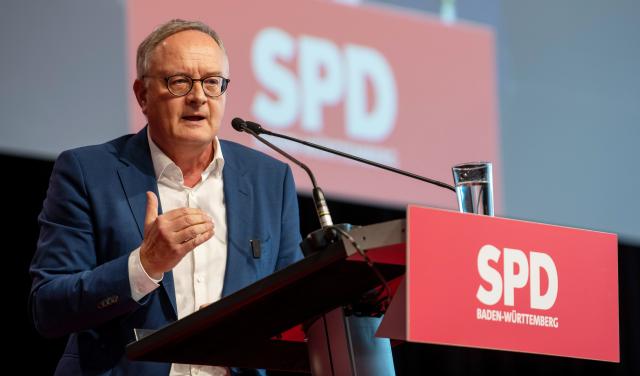 15 November 2025, Baden-Wuerttemberg, Ulm: Andreas Stoch, state chairman of the SPD Baden-Wuerttemberg, speaks at the state party conference of the SPD Baden-Wuerttemberg in the Donauhalle. Photo: Stefan Puchner/dpa