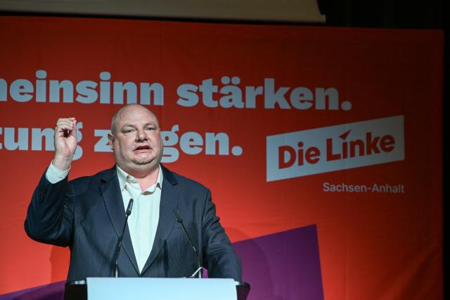 15 November 2025, Saxony-Anhalt, Leuna: Hendrik Lange, state chairman of Die Linke, speaks at the 10th state party conference of Die Linke Sachsen-Anhalt in Leuna. The party conference will focus on preparations for the 2026 state elections. Photo: Heiko Rebsch/dpa