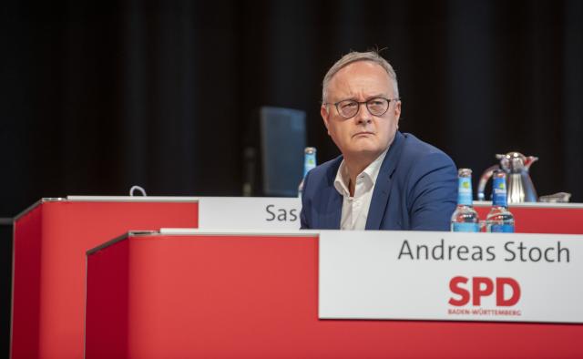 15 November 2025, Baden-Wuerttemberg, Ulm: At the state party conference of the SPD Baden-Wuerttemberg, Andreas Stoch, state chairman of the SPD Baden-Wuerttemberg, raises his fist in the Donauhalle after his speech. Photo: Stefan Puchner/dpa