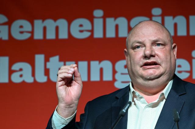 15 November 2025, Saxony-Anhalt, Leuna: Hendrik Lange, state chairman of Die Linke, speaks at the 10th state party conference of Die Linke Sachsen-Anhalt in Leuna. The party conference will focus on preparations for the 2026 state elections. Photo: Heiko Rebsch/dpa