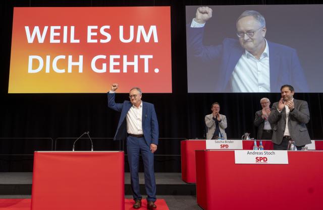 15 November 2025, Baden-Wuerttemberg, Ulm: At the state party conference of the SPD Baden-Wuerttemberg, Andreas Stoch, state chairman of the SPD Baden-Wuerttemberg, raises his fist in the Donauhalle after his speech. Photo: Stefan Puchner/dpa