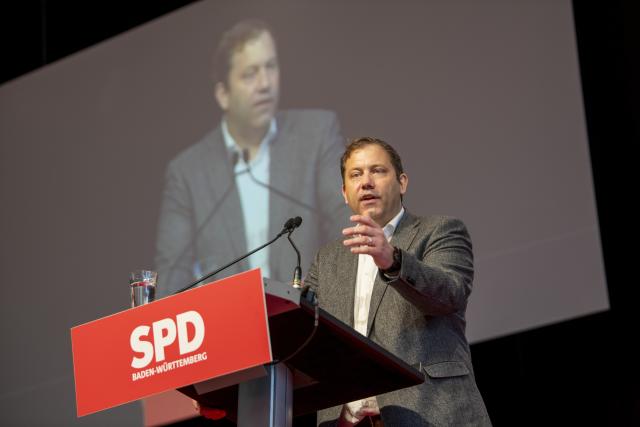 15 November 2025, Baden-Wuerttemberg, Ulm: Lars Klingebeil, Federal Chairman of the SPD, speaks at the state party conference of the SPD Baden-Wuerttemberg in the Donauhalle. Photo: Stefan Puchner/dpa