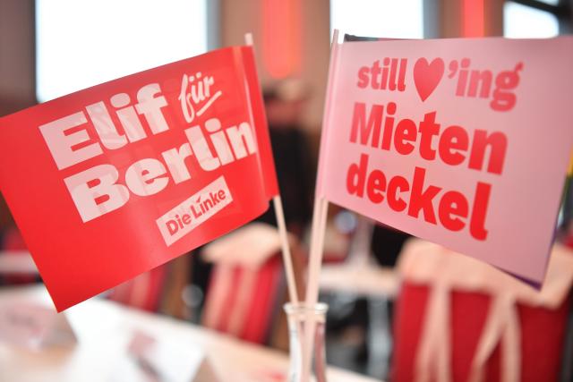 15 November 2025, Berlin: Two flags stand in a glass at the state party conference of Die Linke. The Left Party in Berlin meets for the state party conference in Lichtenberg. Photo: Paul Zinken/dpa