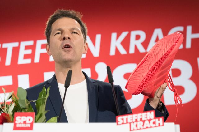 15 November 2025, Berlin: Steffen Krach, the SPD's lead candidate for the 2026 election to the Berlin House of Representatives, speaks during the SPD Berlin state party conference following his nomination. The top candidate for the election to the Berlin House of Representatives on September 20, 2026 is to be chosen at the party conference. Photo: Sebastian Christoph Gollnow/dpa