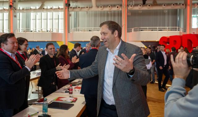 15 November 2025, Baden-Wuerttemberg, Ulm: At the state party conference of the Baden-Wuerttemberg SPD, Lars Klingbeil, federal chairman of the SPD, approaches delegates in the Donauhalle with outstretched arms. Photo: Stefan Puchner/dpa