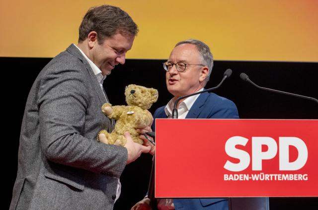 15 November 2025, Baden-Wuerttemberg, Ulm: At the state party conference of the SPD Baden-Wuerttemberg, Lars Klingbeil (L), Federal Chairman of the SPD, receives a teddy bear from Andreas Stoch, State Chairman of the SPD Baden-Wuerttemberg, in the Donauhalle. Photo: Stefan Puchner/dpa
