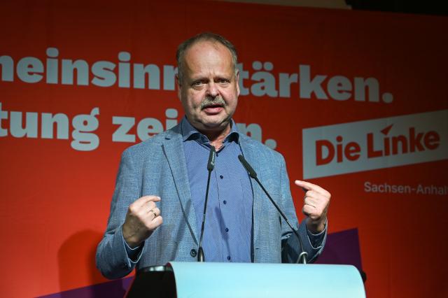 15 November 2025, Saxony-Anhalt, Leuna: Vice President of the state parliament of Saxony-Anhalt Wulf Gallert speaks at the 10th state party conference of the Left Party of Saxony-Anhalt at the cCe Kulturhaus in Leuna. Photo: Heiko Rebsch/dpa