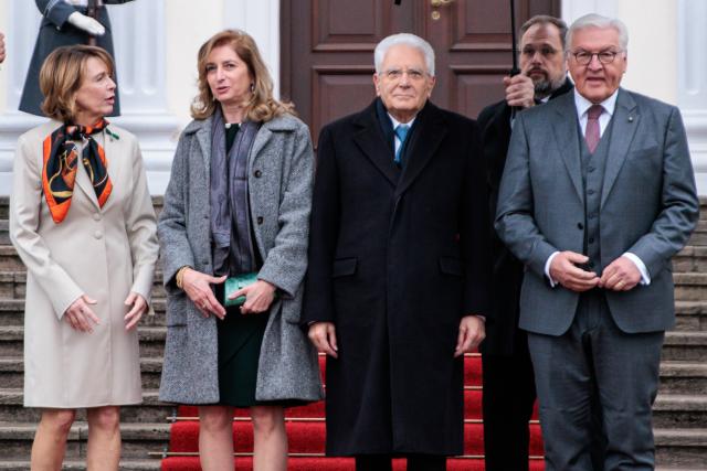 15 November 2025, Berlin: Italian President Sergio Mattarella (2nd R) and his daughter Laura Mattarella (2nd L) are welcomed by German President Frank-Walter Steinmeier (R) and his wife Elke Buedenbender at Bellevue Palace. Photo: Carsten Koall/dpa