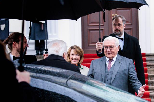 15 November 2025, Berlin: Italian President Sergio Mattarella welcomed by German President Frank-Walter Steinmeier (R) and his wife Elke Buedenbender at Bellevue Palace. Photo: Carsten Koall/dpa