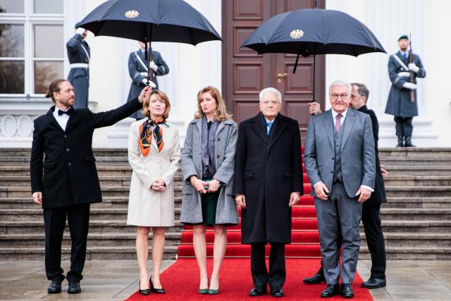 15 November 2025, Berlin: Italian President Sergio Mattarella (2nd R) and his daughter Laura Mattarella (2nd L) are welcomed by German President Frank-Walter Steinmeier (R) and his wife Elke Buedenbender at Bellevue Palace. Photo: Carsten Koall/dpa