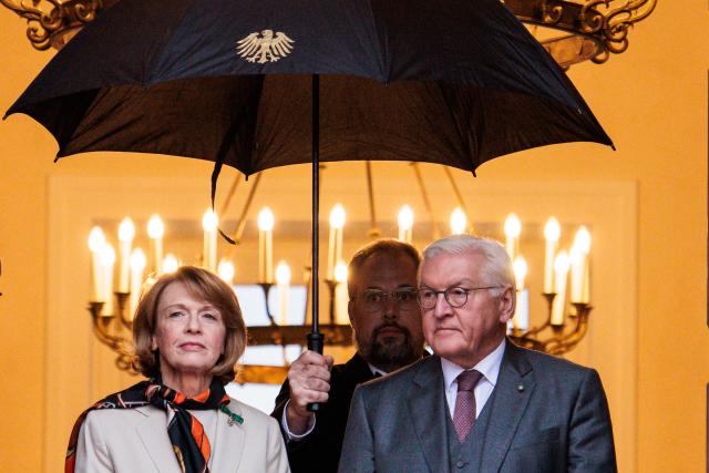 15 November 2025, Berlin: German President Frank-Walter Steinmeier and his wife Elke Buedenbender await the arrival of the Italian President Sergio Mattarella at Bellevue Palace. Photo: Carsten Koall/dpa