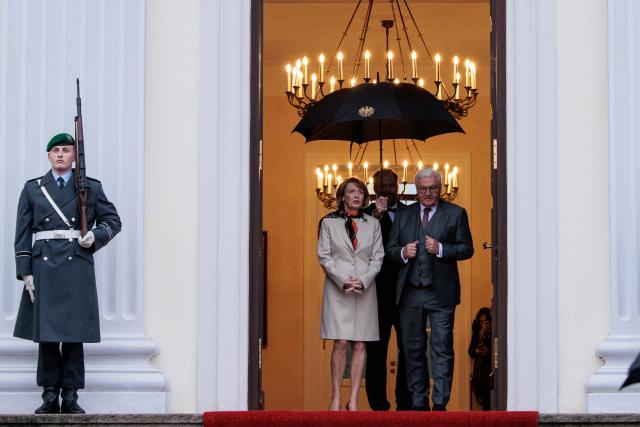 15 November 2025, Berlin: German President Frank-Walter Steinmeier and his wife Elke Buedenbender await the arrival of the Italian President Sergio Mattarella at Bellevue Palace. Photo: Carsten Koall/dpa