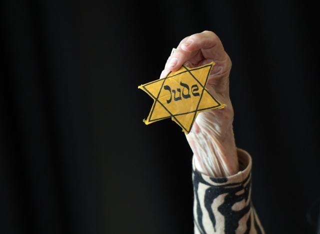 FILED - 24 April 2017, Berlin: Holocaust survivor Margot Friedlaender shows a Jewish star on the sidelines of her reading from her book "Try to make your life" at Hans-Carossa-Gymnasium.  The International Auschwitz Committee (IAK) has called on an auction house in western Germany to cancel its auction of Holocaust artefacts scheduled for Monday. Photo: Britta Pedersen/dpa-Zentralbild/dpa