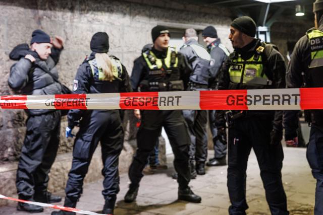 15 November 2025, Lower Saxony, Hanover: Officers from the Federal Police check passengers at Hamburg Central Station, as part of a nationwide focus on combating violent crime at railroad stations. Photo: Markus Scholz/dpa