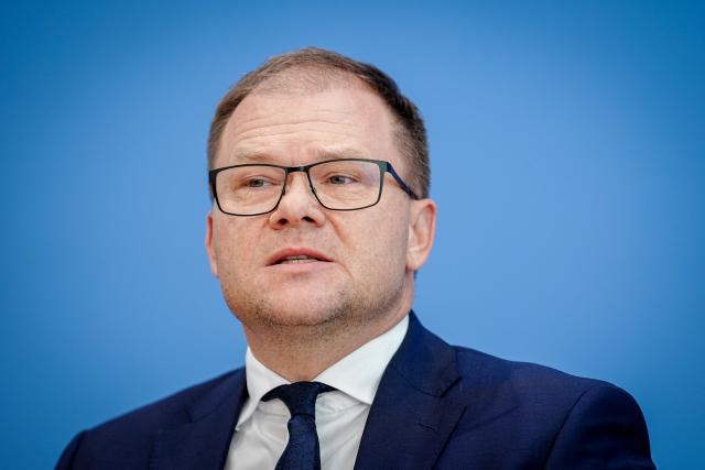 FILED - 05 November 2025, Berlin: Carsten Schneider, German Minister for the Environment, Climate Protection, Nature Conservation and Nuclear Safety, gives a press conference ahead of the UN Climate Change Conference COP30 in Brazil. Photo: Kay Nietfeld/dpa