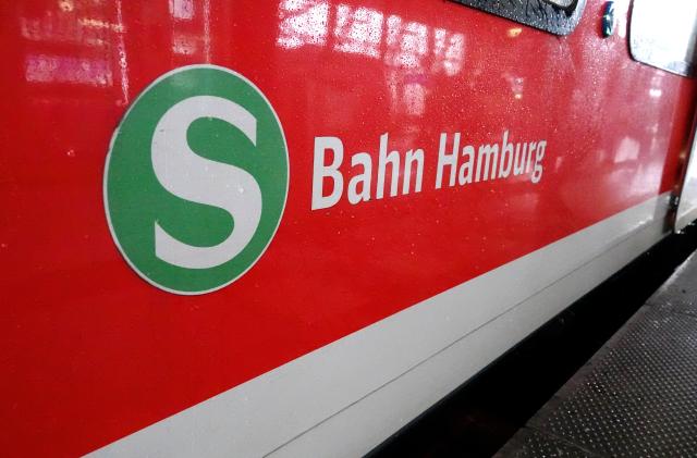 FILED - 22 January 2024, Hamburg: An S-Bahn carriage stands at Hamburg Central Station. A man survived being run over by a train in the northern German city of Hamburg early on Sunday after falling onto the track. Photo: Rabea Gruber/dpa