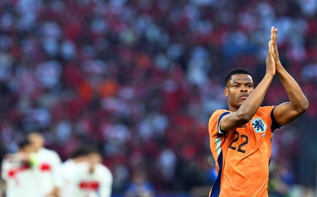 FILED - 06 July 2024, Berlin: Netherlands' Denzel Dumfries applauds the fans before kick-off of the UEFA Euro 2024 soccer match between Netherlands and Turkey at the Berlin Olympic Stadium. Dumfries, was forced to leave the Netherlands national team camp before their final match in the European qualifiers for the 2026 World Cup due to fitness problems. Photo: Soeren Stache/dpa