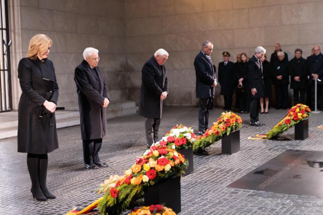 16 November 2025, Berlin: (L-R) Julia Kloeckner, President of the German Bundestag, Italy's President Sergio Mattarella, Germany's President, Frank-Walter Steinmeier, German Chancellor Friedrich Merz, and Stephan Harbarth, President of the German Constitutional Court, lay wreath during a ceremony on Germany's National day of mourning, honouring war victims in the Neue Wache. Photo: Carsten Koall/dpa