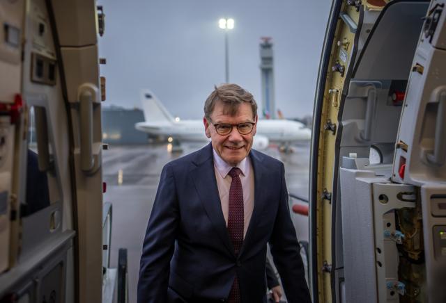 16 November 2025, Brandenburg, Schoenefeld: Germany's Foreign Minister Johann Wadephul boards a plane to travel to Western Balkan countries. Photo: Michael Kappeler/dpa