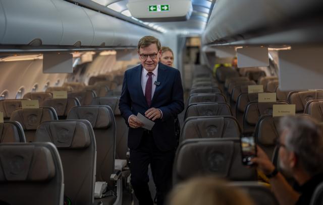 16 November 2025, Brandenburg, Schoenefeld: Germany's Foreign Minister Johann Wadephul boards a plane to travel to Western Balkan countries. Photo: Michael Kappeler/dpa