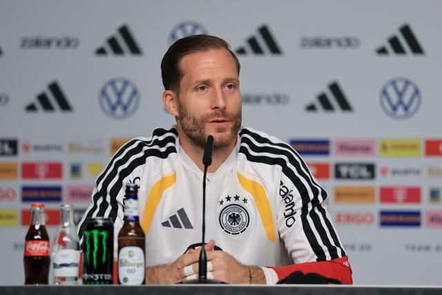 16 November 2025, Saxony, Leipzig: Germany's goalkeeper Oliver Baumann speaks during the team's press conference ahead of the FIFA World Cup European qualifying soccer match against Slovakia. Photo: Jan Woitas/dpa