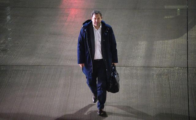 16 November 2025, Brandenburg, Schonefeld: Lars Klingbeil, Germany's Finance Minister, boards a Bundeswehr Air Force aircraft at Berlin Brandenburg Airport to fly to Beijing. Klingbeil is visiting China and Singapore during his four-day trip to Asia. Photo: Bernd von Jutrczenka/dpa