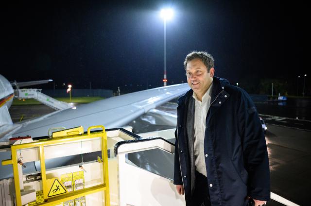 16 November 2025, Brandenburg, Schonefeld: Lars Klingbeil, Germany's Finance Minister, boards a Bundeswehr Air Force aircraft at Berlin Brandenburg Airport to fly to Beijing. Klingbeil is visiting China and Singapore during his four-day trip to Asia. Photo: Bernd von Jutrczenka/dpa