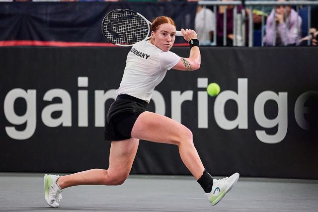 16 November 2025, Bavaria, Ismaning: German tennis player Ella Seidel plays a backhand return against Belgium's Hanne Vandewinkel during the play-off round, Group F match between Germany and Belgium at the Billie Jean King Cup. Photo: Mathias Schulz/dpa