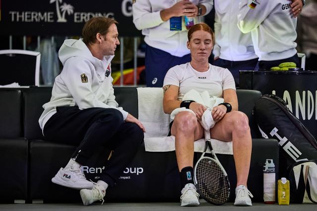 16 November 2025, Bavaria, Ismaning: German tennis player Ella Seidel sits next to Rainer Schuettler (L), head of the German Billie Jean King Cup team, during the play-off round, Group F tennis match between Germany and Belgium at the Billie Jean King Cup. Photo: Mathias Schulz/dpa