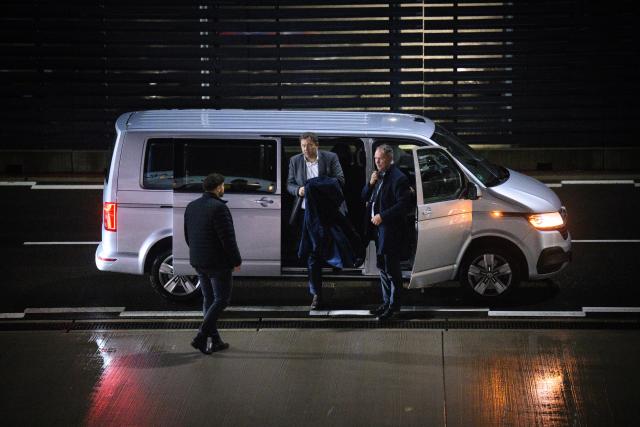 16 November 2025, Brandenburg, Schonefeld: Lars Klingbeil, Germany's Finance Minister, boards a Bundeswehr Air Force aircraft at Berlin Brandenburg Airport to fly to Beijing. Klingbeil is visiting China and Singapore during his four-day trip to Asia. Photo: Bernd von Jutrczenka/dpa