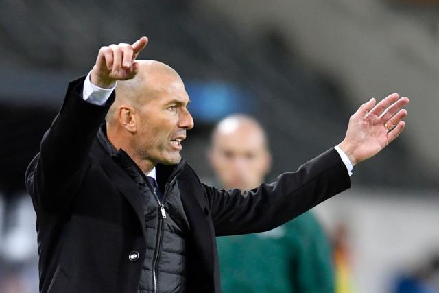 FILED - 27 October 2020, North Rhine-Westphalia, Moenchengladbach: Then Real Madrid coach Zinedine Zidane gestures on the sidelines during the UEFA Champions League Group B soccer match between Borussia Moenchengladbach and Real Madrid at Borussia-Park Stadium. Photo: Marius Becker/dpa
