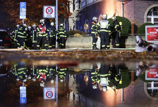 16 November 2025, Rhineland-Palatinate, Mainz: Emergency services stand in front of a building after an explosion-triggered fire in an apartment block in the Bad Kreuznach district. Fire investigators are working to determine the cause of the blaze. Photo: Hannes P. Albert/dpa