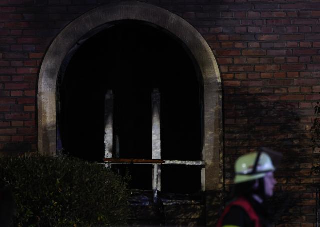 16 November 2025, Rhineland-Palatinate, Mainz: A burnt-out window is seen after an explosion-triggered fire in an apartment building in the Bad Kreuznach district. Fire investigators will now search for the cause of the blaze. Photo: Hannes P. Albert/dpa