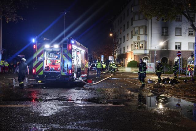 16 November 2025, Rhineland-Palatinate, Mainz: Emergency services clear the street after an explosion-triggered fire in an apartment building in the Bad Kreuznach district. Fire investigators will examine the scene to determine the cause of the blaze. Photo: Hannes P. Albert/dpa