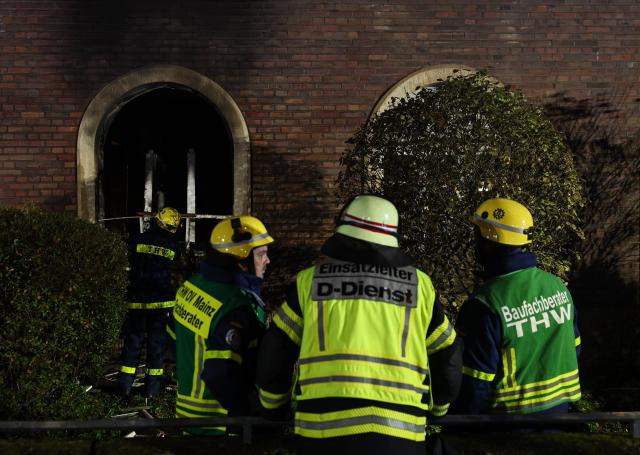 16 November 2025, Rhineland-Palatinate, Mainz: Emergency services inspect the building after an explosion-triggered fire in an apartment block in the Bad Kreuznach district. Fire investigators are now working to determine the cause of the blaze. Photo: Hannes P. Albert/dpa