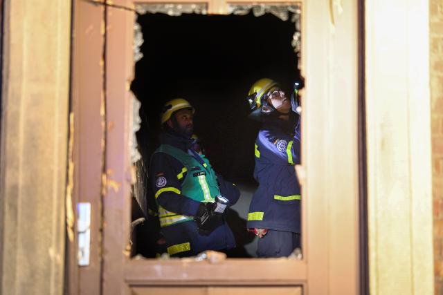 16 November 2025, Rhineland-Palatinate, Mainz: Emergency services inspect the building after an explosion-triggered fire in an apartment block in the Bad Kreuznach district. Fire investigators are working to determine the cause of the blaze. Photo: Hannes P. Albert/dpa
