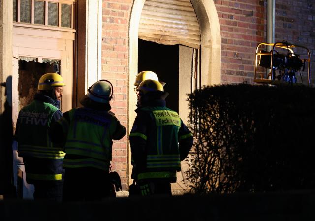 16 November 2025, Rhineland-Palatinate, Mainz: Emergency services inspect the building after an explosion-triggered fire in an apartment block in the Bad Kreuznach district. Fire investigators will determine the cause of the blaze. Photo: Hannes P. Albert/dpa