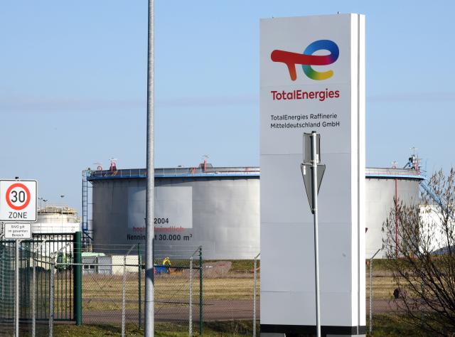 FILED - 14 February 2022, Saxony-Anhalt, Leuna: The Total Energies plant's logo can be seen at the entrance to TotalEnergies Raffinerie Mitteldeutschland GmbH in Leuna. Photo: Waltraud Grubitzsch/dpa-Zentralbild/dpa